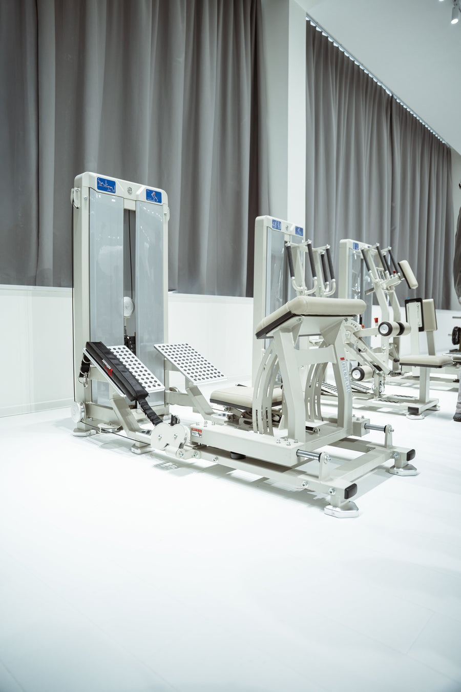 Glute Drive commercial gym machine - view 5